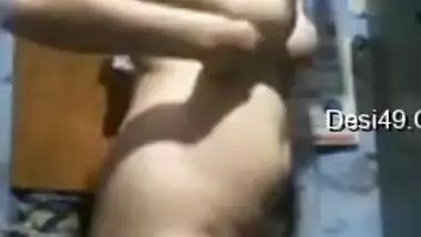 Indian gives the opportunity to check out her body before dressing