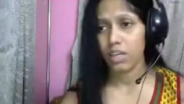 Online sex is Indian mom's job so she performs dirty show on webcam