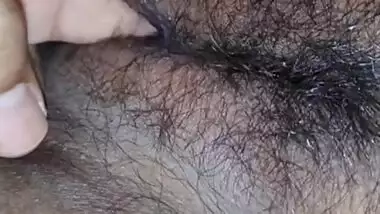 Desi Stepmom Ki Chut Me Ungli Dal Ke Garm Kia. Indian Wet Pussy Enjoying