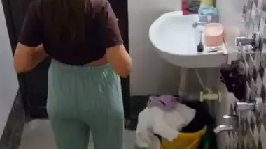 Neighbor girl boobs show before bathing viral MMS