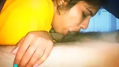 Desi maid sucking dick MMS homemade video