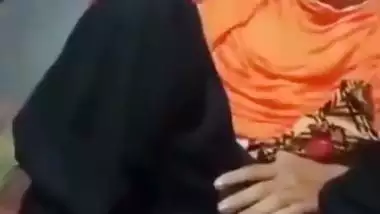 Nude, hijabi lady enjoys Pakistani sex with her client