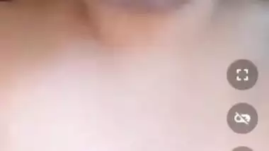 Desi XXX girl shows off her saggy boobs in this solo sex MMS video