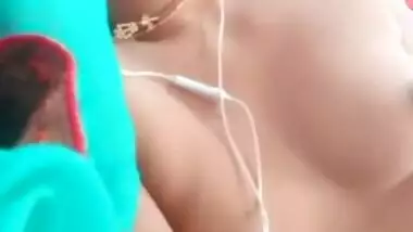 Sexy Desi Bhabi Showing boobs and Pussy On Video Call New MMS