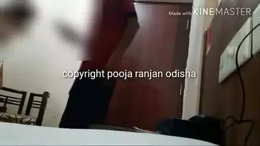 Slutty Desi girl asks delivery guy to take nude XXX pics of hers