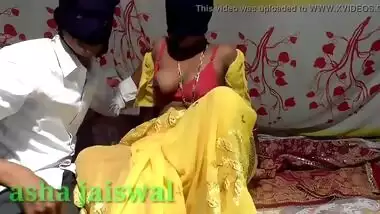 Guy films XXX close-up video of pussy of masked Desi girlfriend