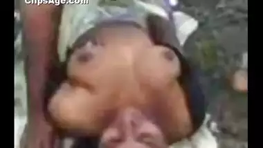 Village lady Neeru from Vellore gettting fucked in forest MMS video