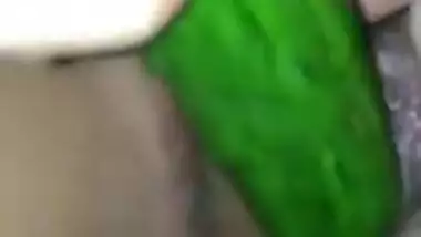 Desi housewife puts 14 Inch cucumber up her pussy