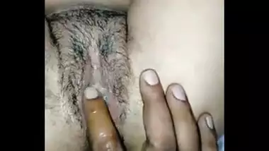 Desi sex Indian porn videos of sexy aunty Kirti with hubby’s friend!