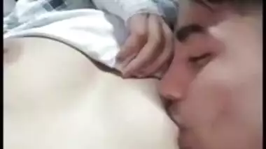 Lover caught worshipping tits of Indian cutie in nice Desi mms clip