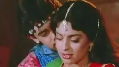Aamir Khan Gives Juhi A Hickey - Tum Mere Ho - Hot Kissing Scenes.mp4