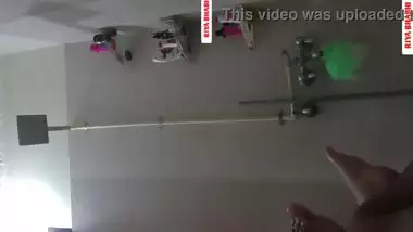 Indian cute bhabhi ki bathroom me ki ghodi bnake chudai jija ji ne