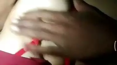 Masseuse chews the juicy boobs of Bhabhi in Desi porn
