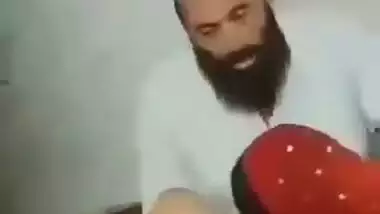 Pakistani sex MMS of a Maulana fucking his maid secretly
