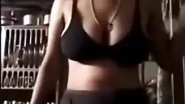 Desi hot girl show her big boob