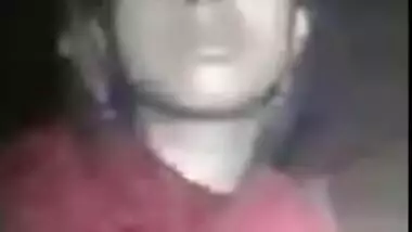 Desi girl exposes XXX body parts on camera for man making MMS video