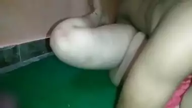 Pados Ki Bhabhi Ko Uske Ghar Jaakr Lund Chusaya Or Condom Lga Kr Anal Sex Kiya To Mna Krne Lagi