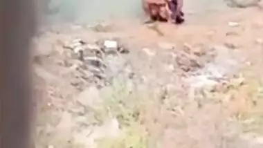 Man films Desi aunty peeing outdoors and leaks XXX video in MMS niche