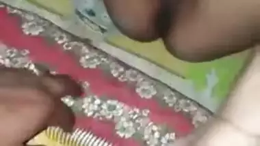 Desi XXX slut shows off shaved pussy and gets it on in MMS video