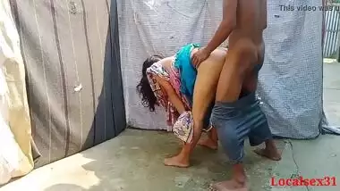 Bengali cougar in pink saree enjoys outdoor XXX sex with Desi man