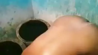 It isn't a problem for Desi lady with sexy body to take XXX shower
