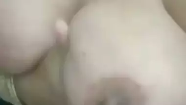 Bhabhi holding milky boobs in Pakistani solo nude clip