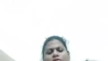 Real hot Desi babe in solo XXX show where she masturbates for MMS fans