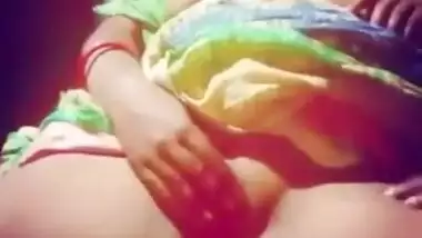 Chunky village MILF plays with her Desi pussy in amateur XXX porn