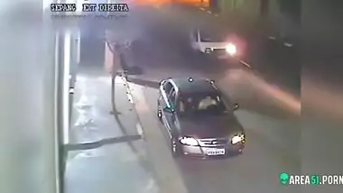 Risky and quick Indian sex on road in the center Mumbai, caught on cam