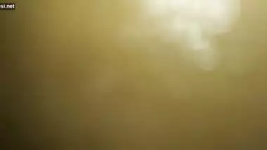 DESI WIFE NE BOYFRIEND SE CHOOT ME TEL LAGA KE HATH V LUND L