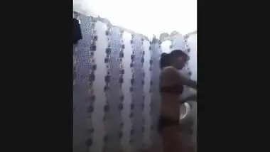 Nice sex video of modest Desi girl who shows XXX assets in bathroom