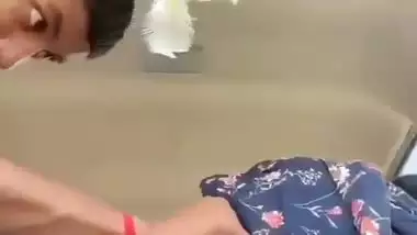 Girl seduces her lover in car and enjoys desi outdoor sex