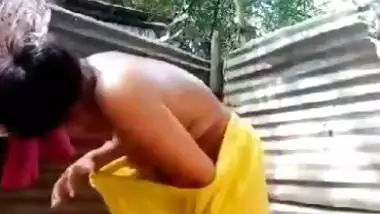 Men watch Desi taking outdoor shower in XXX solo video of MMS genre