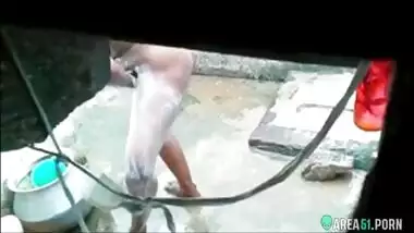Indian aunty nude bath videos taken by her lewd neighbor on era