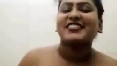 Fatty naughty girl showing while bathing