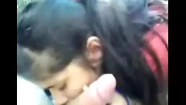 Desi chick gives a XXX blowjob to the MMS content maker outdoors