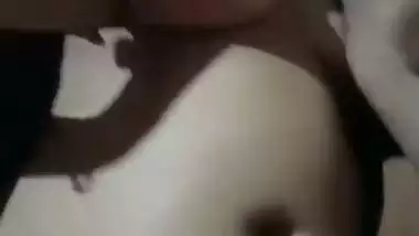 Chubby Bangla lady allows her cousin to press her boobs
