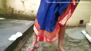 Sonali Bhbahi Ghar Ke Pichwade Me Mutate Huye Or Apne Mote Boobe Dikhaye