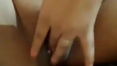 Raat Me Hua Jabardast Chudai Ka Mood Per Pati Nahi The Ghar Per Toh Khud Se Ungli Karke Nikala Choot Ka Pani