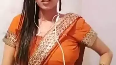 Cutipie bhabi came live after bath, And i did not miss her navel !