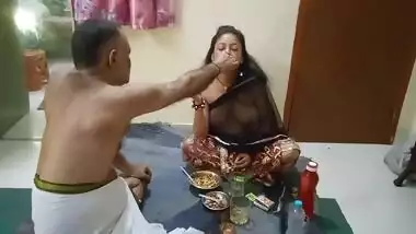 A man drinks with a slut and fucks her in a Telugu sex video