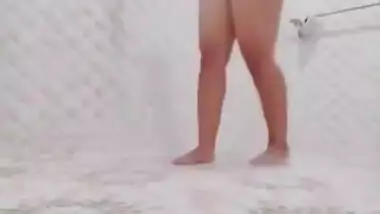 Cute aunty bathing full nude in bathroom has got her showcasing nudity well