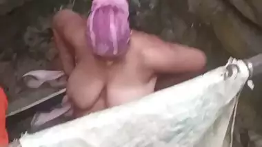 Tanker bhabhi bathing outdoor caught by neighbor